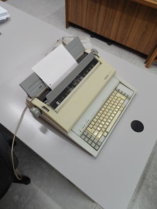 Máquina de escribir Brother CE-600