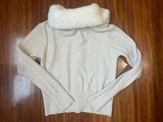 Chaqueta beige con cuello de pelo