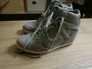 Stivaletti sportivi grigi in pelle scamosciata