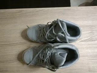 Stivaletti sportivi grigi in pelle scamosciata