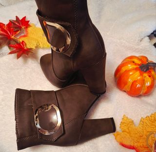 Botines marron chocolate con hebilla dorada N°36