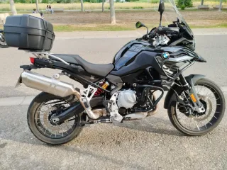 BMW F850GS Negra con Top Case