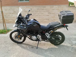 BMW F850GS Negra con Top Case