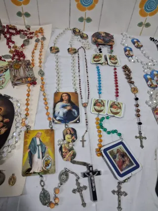 Lote religioso: rosarios y medallas