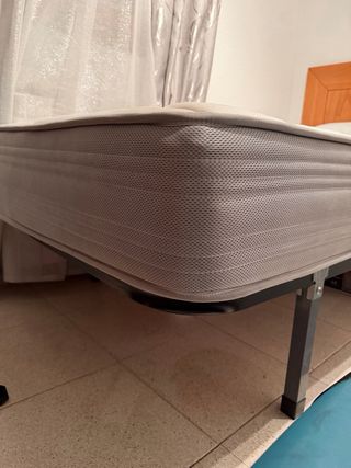 Se venden dos camas individuales con colchones.