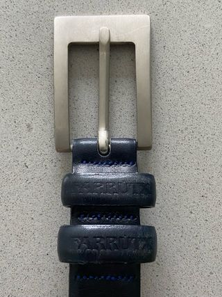 Cinturón de piel azul marino