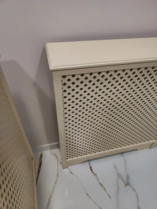 Cubre radiador de madera beige