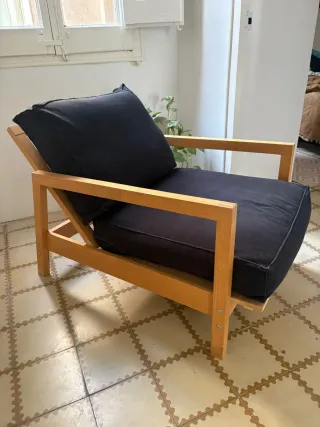 Butaca de madera con cojines negros