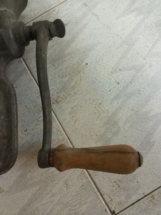 Tritacarne manuale antico