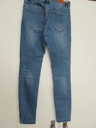 Pantalón pitillo con perlas