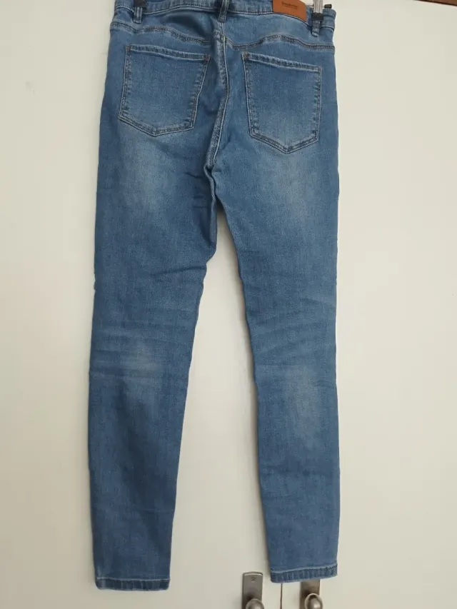 Pantalón pitillo con perlas