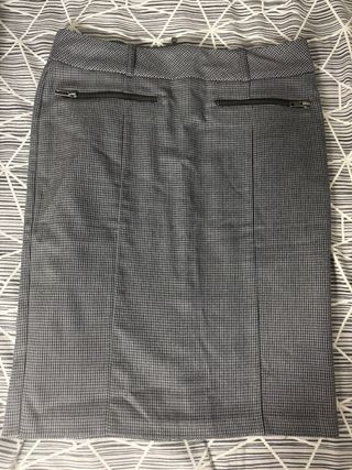 Falda gris con cremalleras