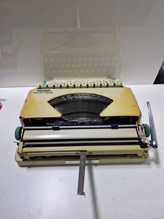 Máquina de escribir Olympia Splendid 33