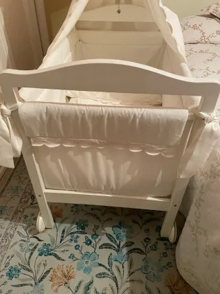 Minicuna blanca con dosel