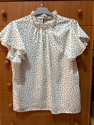Blusa lunares cuello volante manga corta