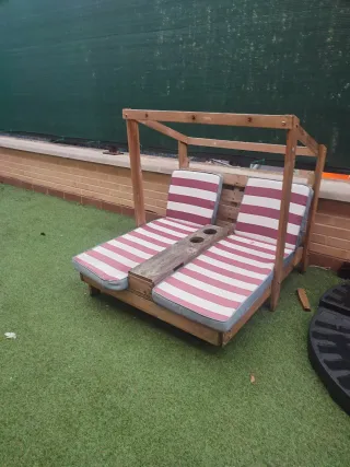 Tumbona doble de madera con cojines