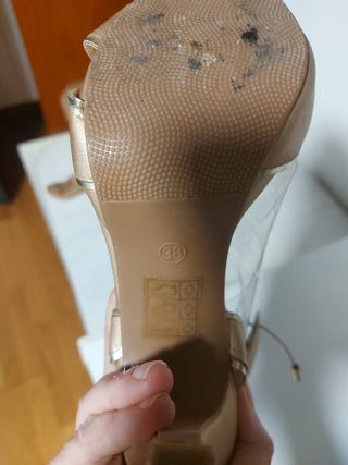 Zapatos de fiesta dorados