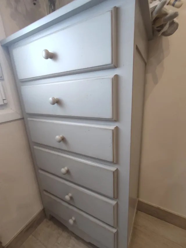 Cómoda de madera gris