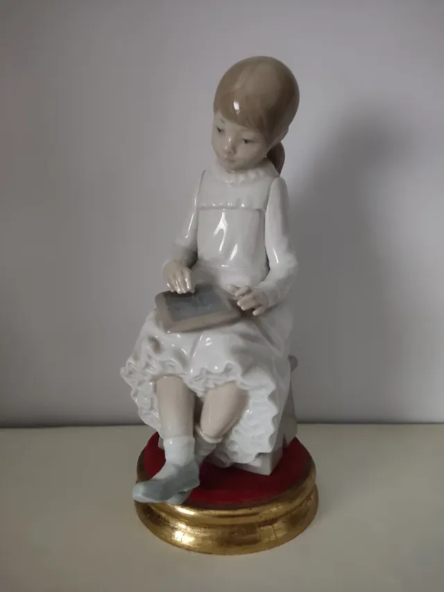 FIGURA IN PORCELLANA NAO LLADRO BASE DORATA