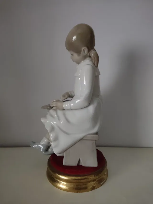 FIGURA IN PORCELLANA NAO LLADRO BASE DORATA