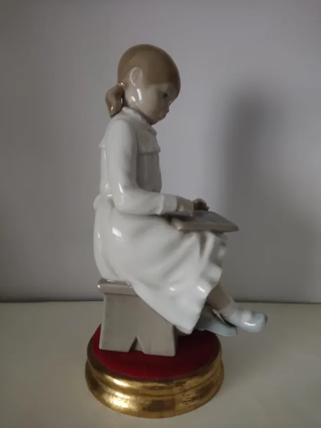 FIGURA IN PORCELLANA NAO LLADRO BASE DORATA