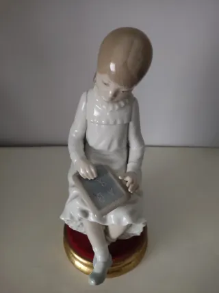 FIGURA NAO PORCELANA LLADRO PEANA DORADA