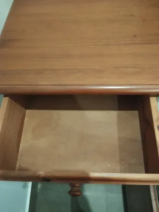 Mesita de noche de madera