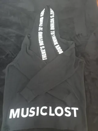 Sudadera negra con capucha y texto