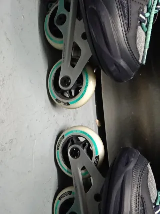 Patines en línea negros y turquesa