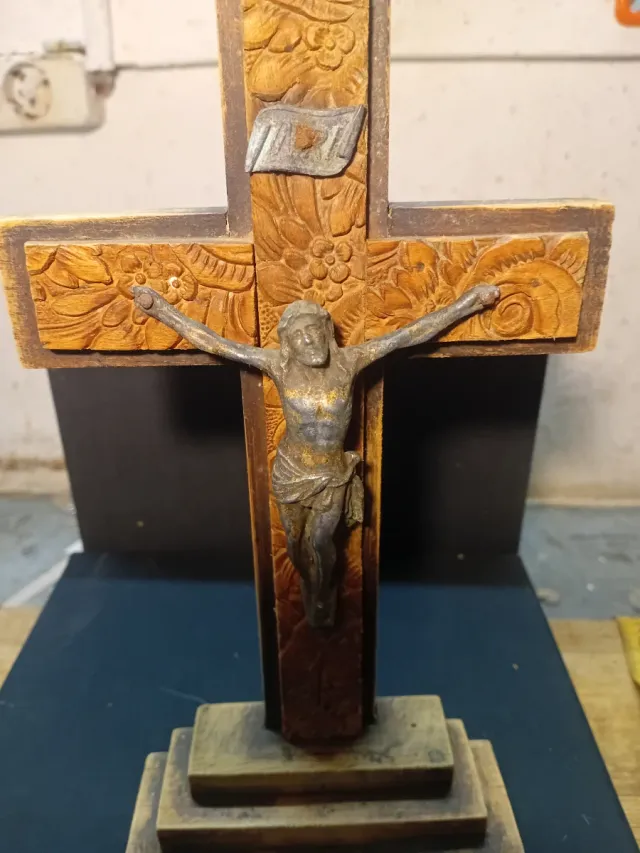 Crucifijo de Bronce con soporte. antiguo