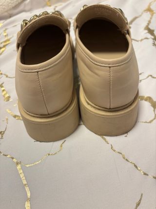 Mocasines beige con cadena dorada