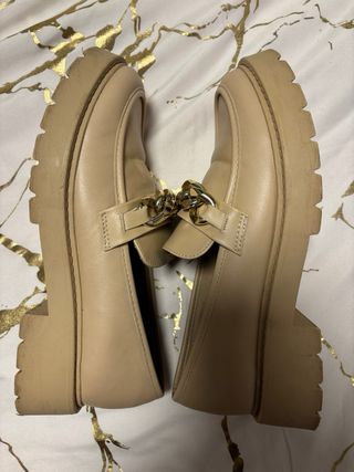 Mocasines beige con cadena dorada