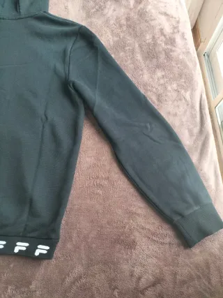 Sudadera marca Fila en color negro y blanco. 