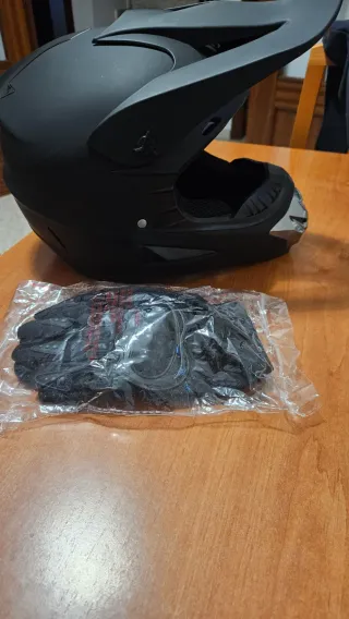Casco NUEVO Talla M Negro mate + Guantes