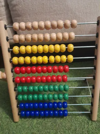 Ábaco de madera con cuentas de colores