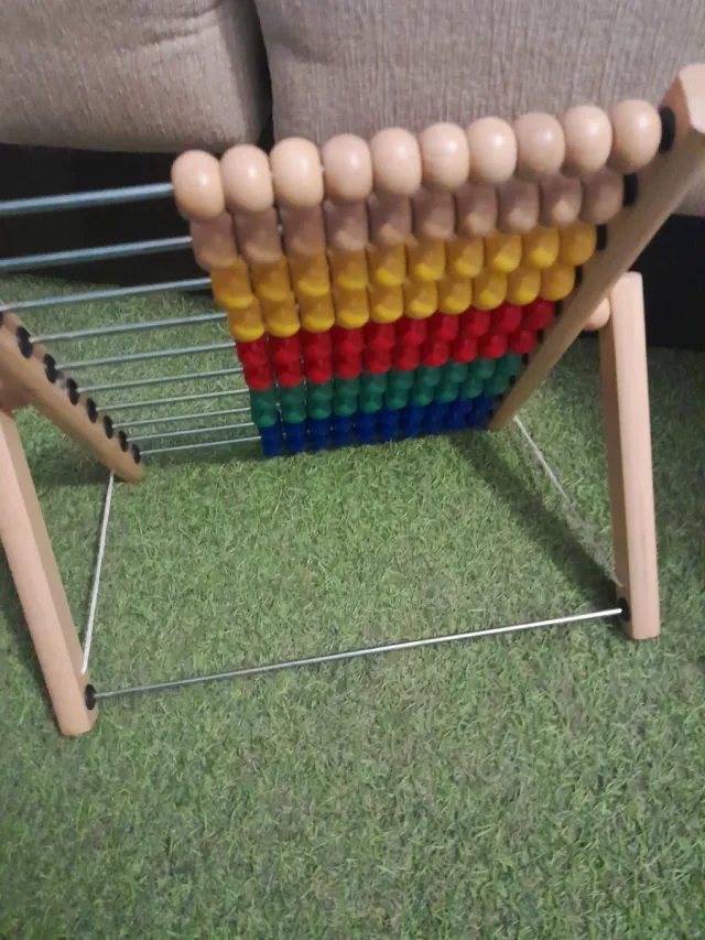 Ábaco de madera con cuentas de colores