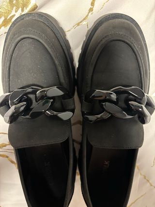 Mocasines negros con cadena