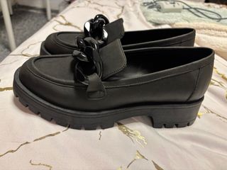 Mocasines negros con cadena