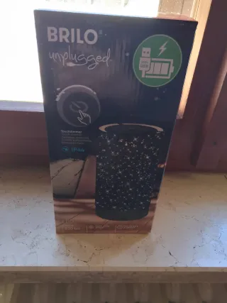 Lampada da scrivania con fori a stella