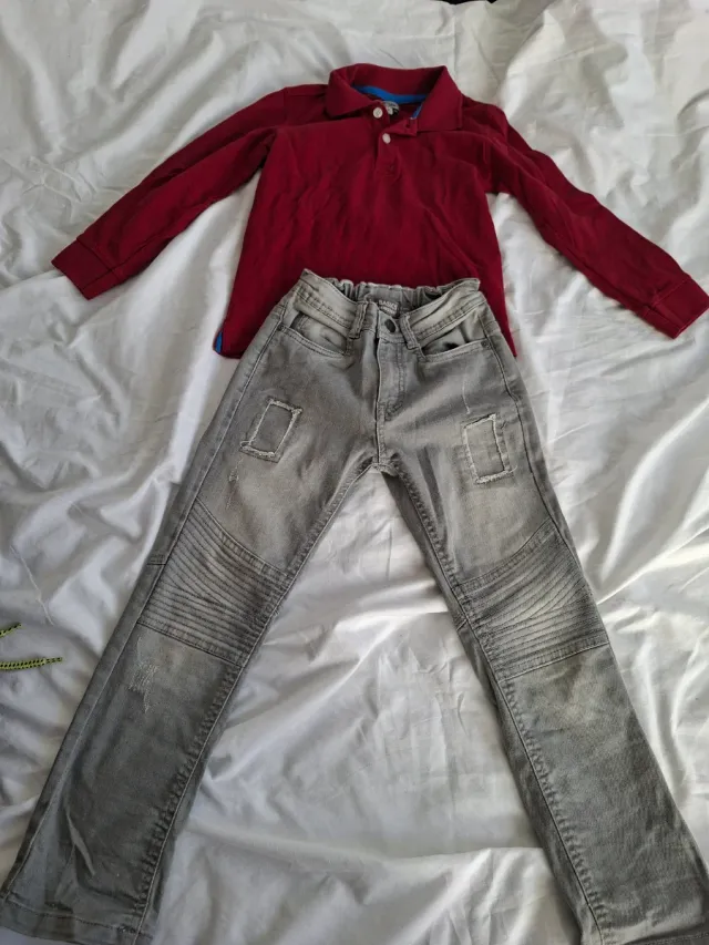 Conjunto niño polo rojo y vaqueros grises