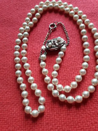 Collar de perlas  con cierre dorado .