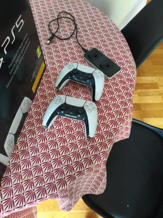 PlayStation 5 con 2 mandos