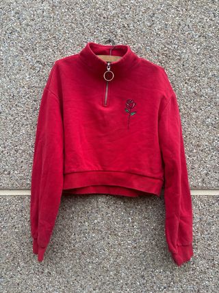 Sudadera roja cropped con rosa bordada