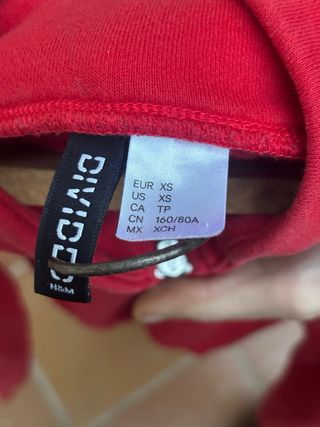 Sudadera roja cropped con rosa bordada