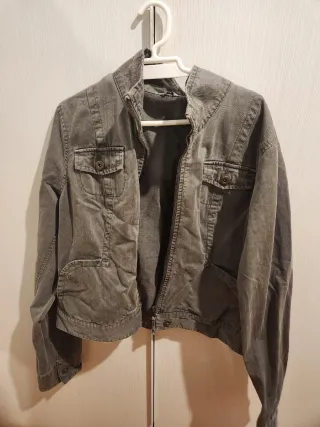 Chaqueta gris estilo bomber