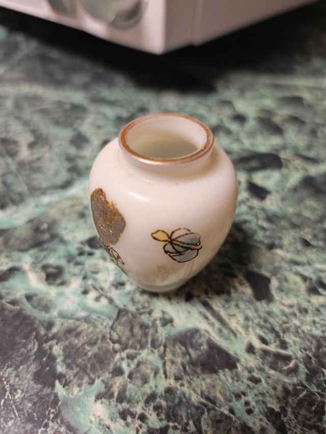 Mini jarrón blanco de opalina con dibujos 