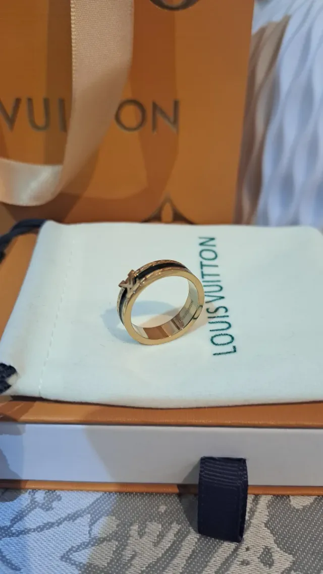 Anillo dorado y negro estilo Louis Vuitton