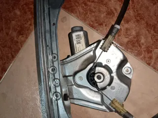 Elevalunas delantero derecho Renault Clio 3