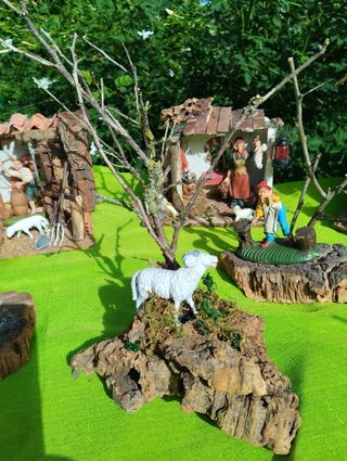 Antica scena presepe con pastori e animali