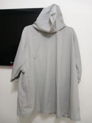 Cortavientos gris con capucha